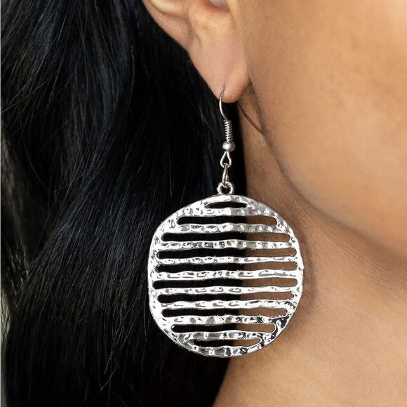 Jewelry - Wavy silver striped earrings